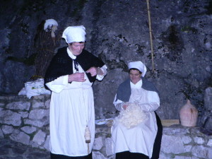 presepe vivente 08 donna con fuso e donna mentre scarm'neja la lana